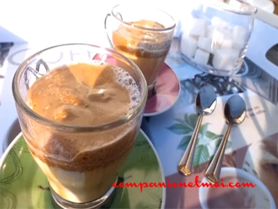 Café renversé mousseux ou dalgona coffee