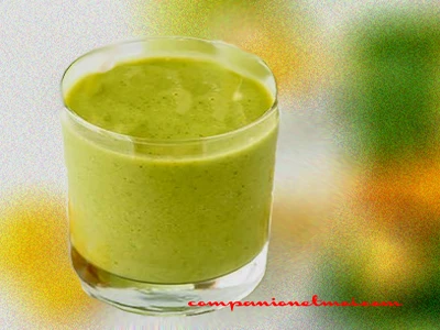Smoothie aux épinards yaourt mangue et pomme