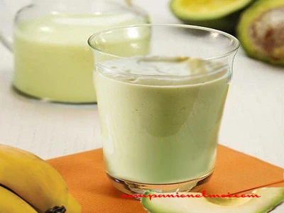 Smoothie avocats bananes et lait de coco