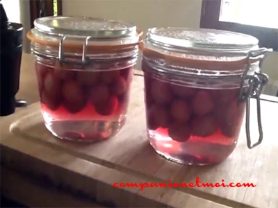 Bocaux de cerises au sirop