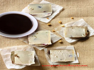 Confiserie américaine au chocolat blanc aux canneberges et aux amandes