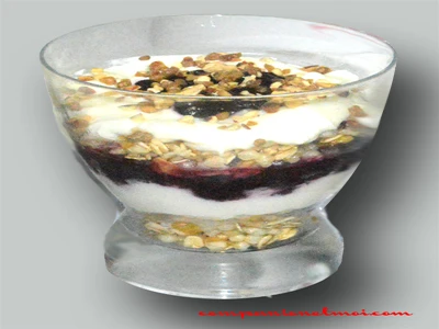 Coupe de mascarpone céréales et confiture