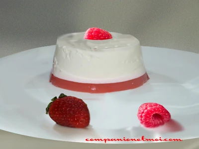 Panna cotta à la gelée de fraises et de framboises