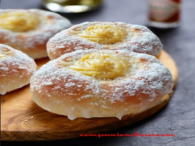 Petits pains norvégiens à la cardamome et à la crème patissière