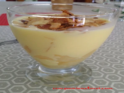 Poires à la crème anglaise et amandes