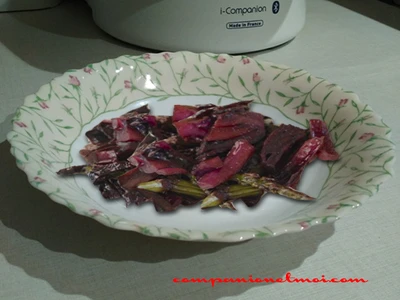 Chou rouge aux asperges et aux champignons