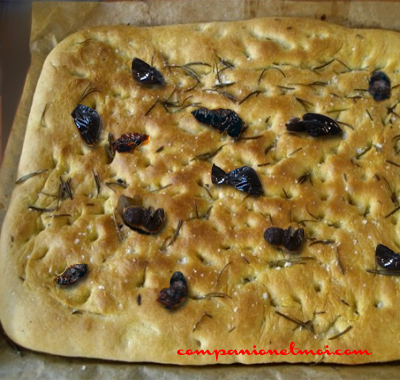 Focaccia aux olives noires et romarin