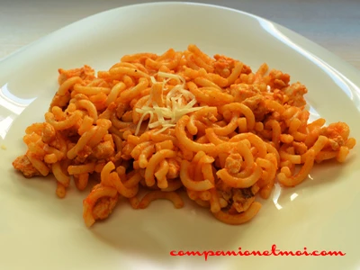 Nouilles au poulet et à la tomate
