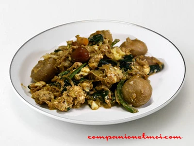 Oeufs brouillés aux champignons artichauts épinards