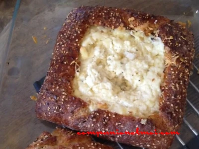 Pain garni aux fromages fondus