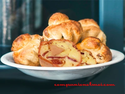 Petites brioches fourrées au foie gras et à la figue
