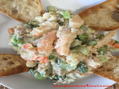Salade de légumes et de crevettes