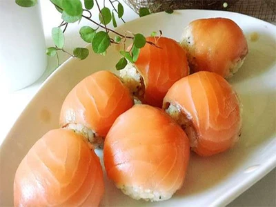 Sushi au saumon