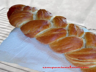 Brioche tressée moelleuse à la mie filante