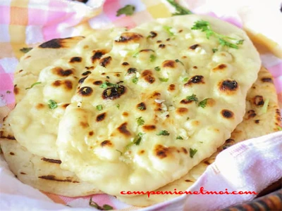 Naans à la coriandre et à l'ail