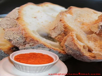 Pain blanc et beurre de paprika