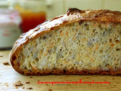 Pain rustique à la semoule et aux carottes