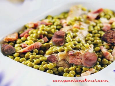 Assiette de petits pois saucisses