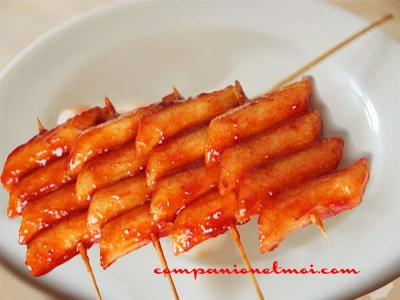 Brochettes de gâteau de riz coréen ou tteok kkochi