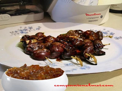 Brochettes de gésiers avec compotée d'oignons