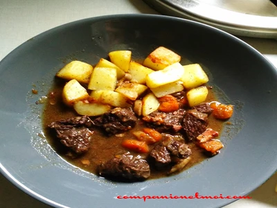 Daube de joue de boeuf aux carottes et vin rouge