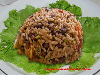 Gallo pinto costaricain ou riz aux haricots noirs