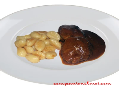 Joue de porc glacée et gnocchi