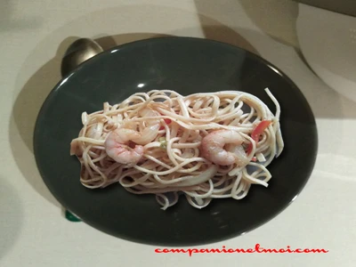 Linguine orientales aux oignons et aux crevettes