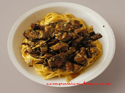 Nouilles chinoises aux dés d'aubergines