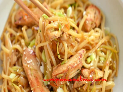 Nouilles chinoises et poulet sauce légumes