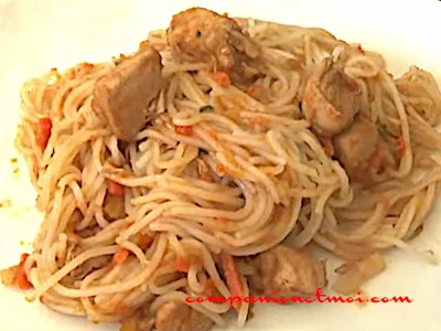 Nouilles de riz au poulet et sauce soja