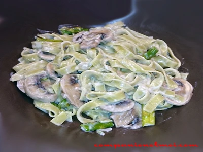 Pâtes en ruban aux épinards et asperges