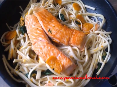 Pavé de saumon et nouilles sautées à la sauce soja