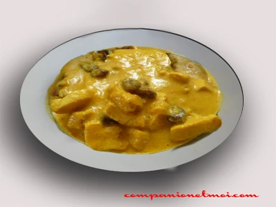 Poulet au curry noix de coco et raisins secs