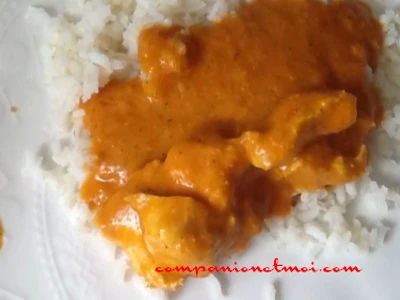 Poulet au lait de coco et à la sauce tomate