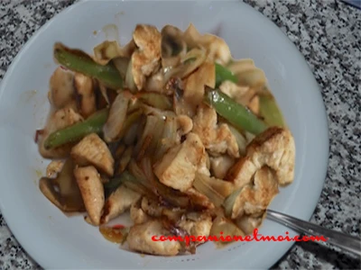 Poulet aux oignons champignons et poivrons