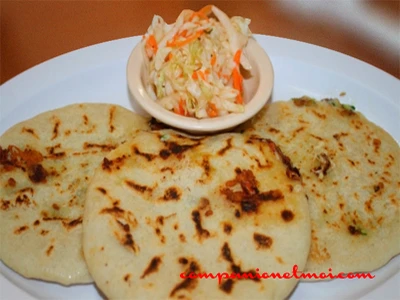 Pupusa du Salvador ou crêpe de farine de maïs farcie au fromage