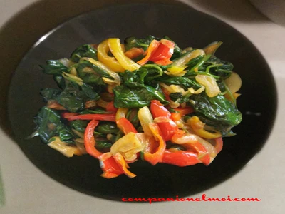 Sauté d'épinards de poivrons et d'oignon