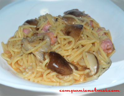 Spaghetti aux saucisses et champignons