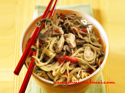 Tagliatelles au poulet germes de soja et champignons noirs