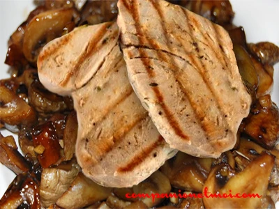 Thon grillé sur lit de champignons
