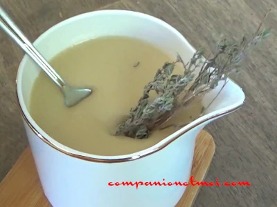 Thanksgiving gravy (sauce)