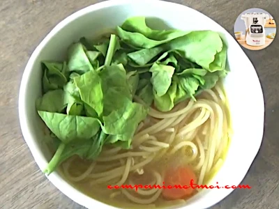 Rāmen au poulet ou bouillon asiatique