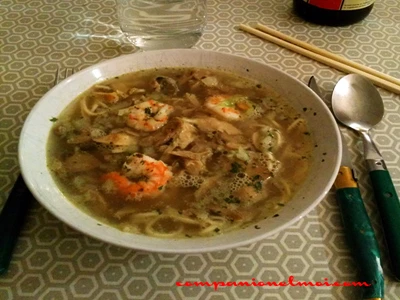 Soupe de nouilles chinoises aux crevettes et poulet