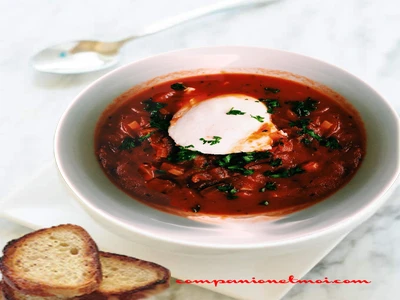 Soupe portugaise aux tomates et aux œufs pochés