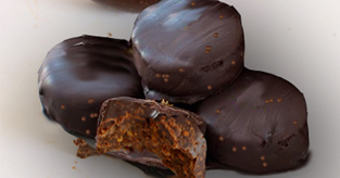 Chocolat noir et grains de maïs salés
