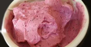 Crème glacée vegan aux fruits rouges