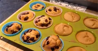 Muffins à la compote et aux raisins secs