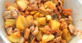 Salade de pommes de terre, anchois et poulet