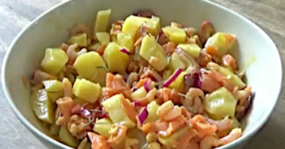 Salade de pommes de terre au saumon et crevettes
